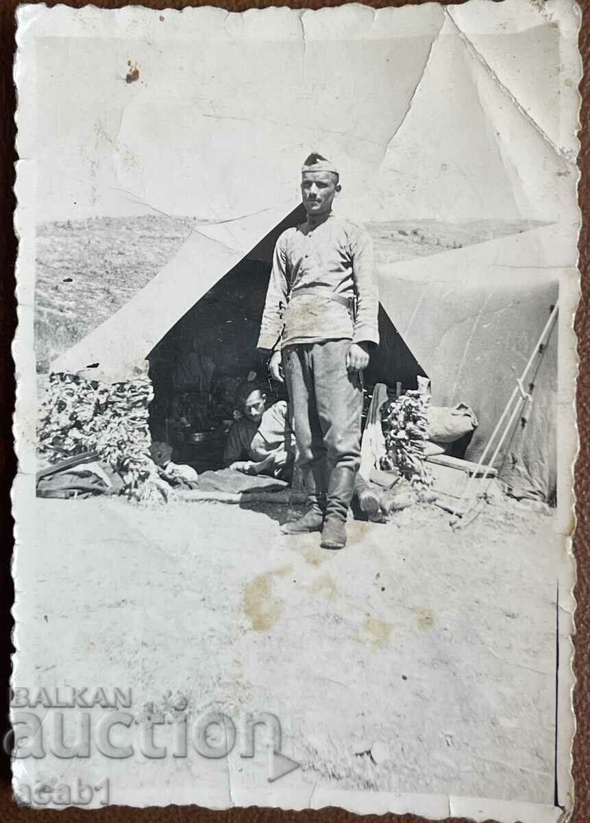 Soldat în fața taberei de corturi