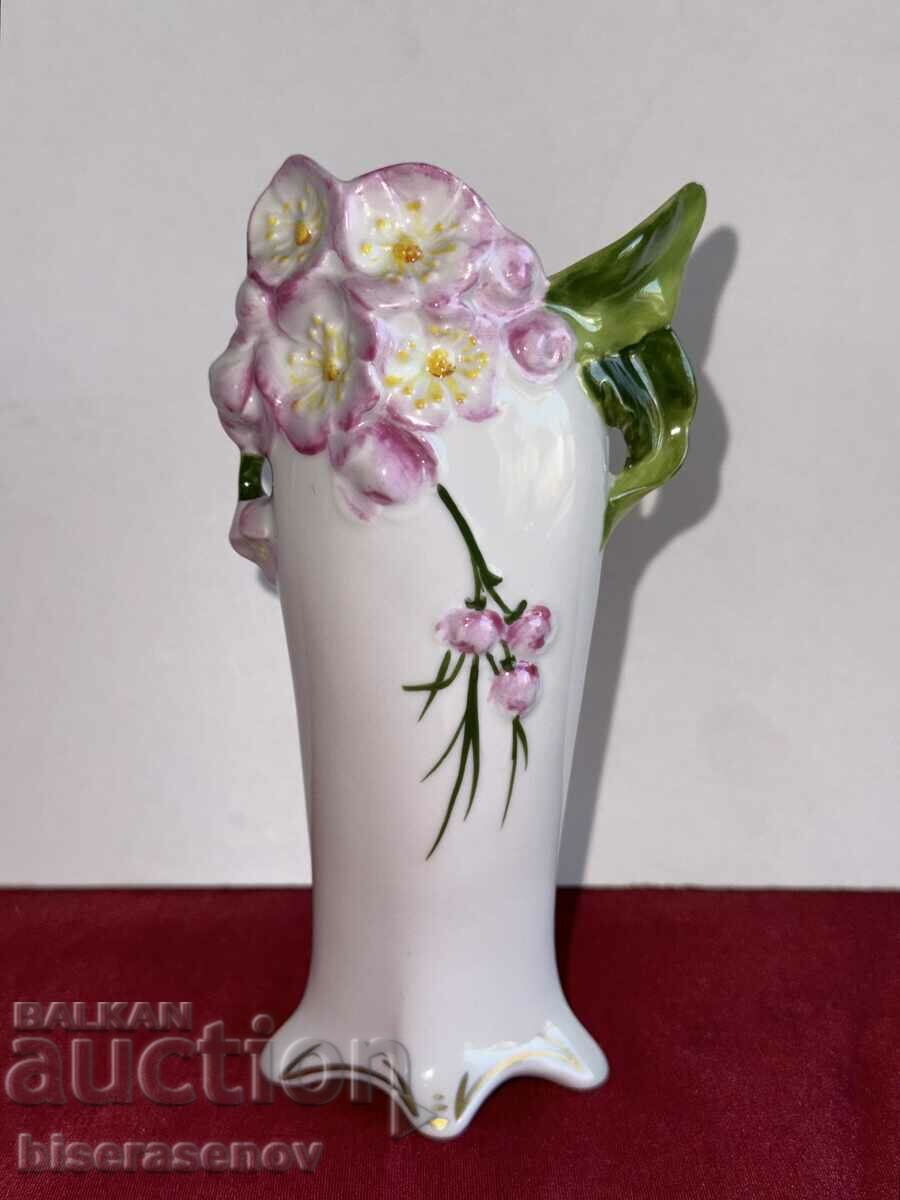 Frumoasa vaza marcata din portelan