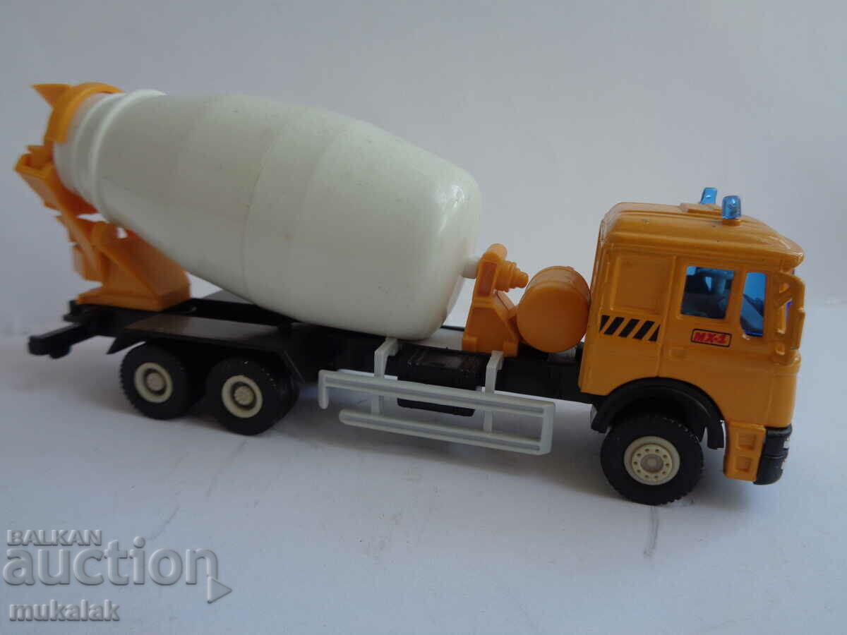 Auction WELLY MAN MERCEDES CONCRETE TROLLEY TRUCK MODEL Auction WELLY MAN MERCEDES CONCRETE TROLLEY TRUCK MODEL