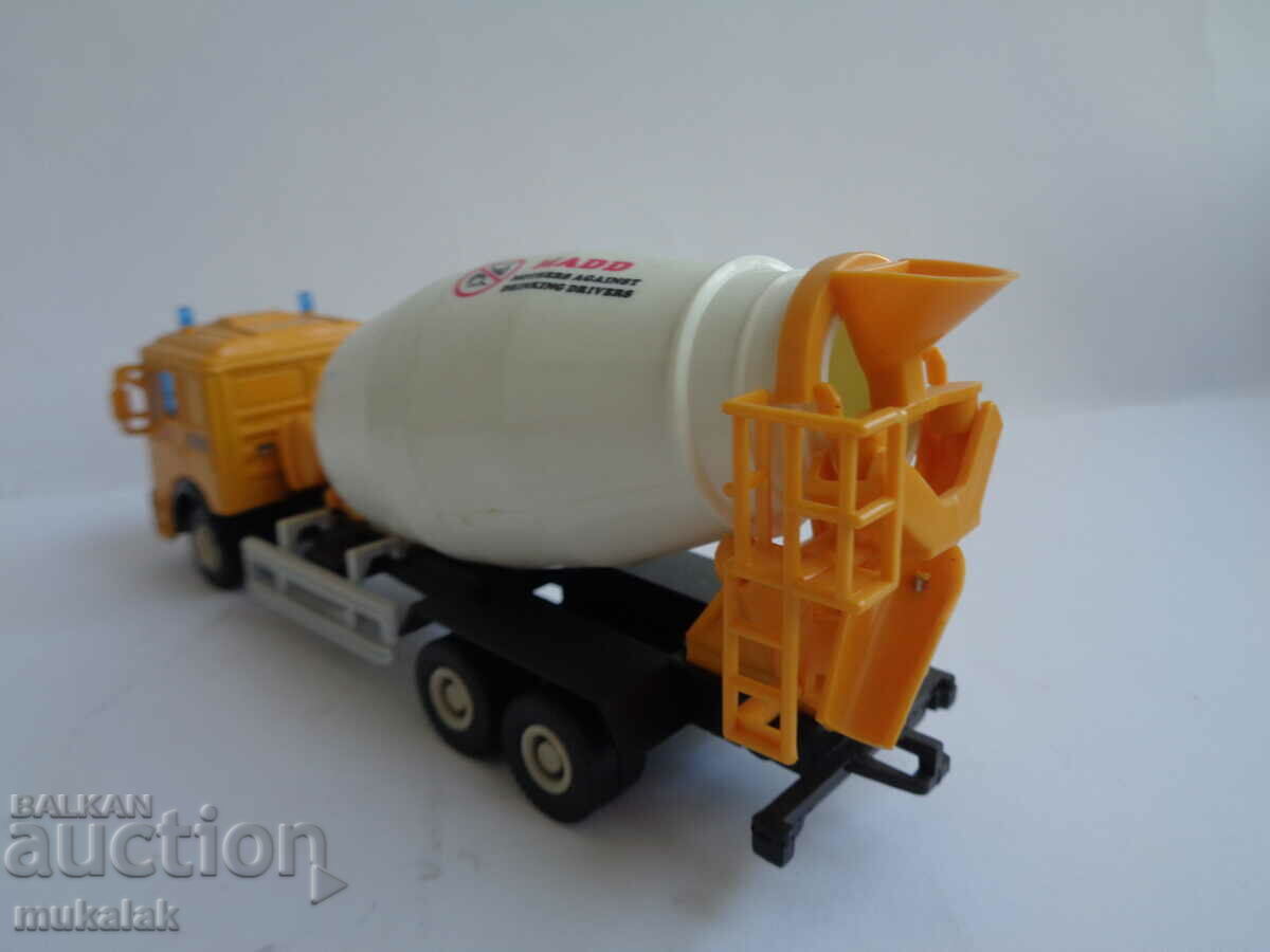 Delivery of WELLY MAN MERCEDES CONCRETE TROLLEY TRUCK MODEL Delivery of WELLY MAN MERCEDES CONCRETE TROLLEY TRUCK MODEL