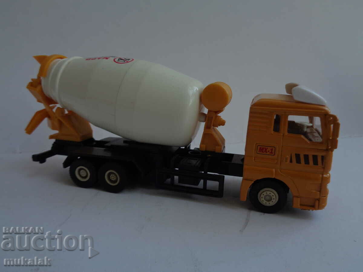 Auction WELLY MAN MERCEDES CONCRETE TROLLEY TRUCK MODEL Auction WELLY MAN MERCEDES CONCRETE TROLLEY TRUCK MODEL