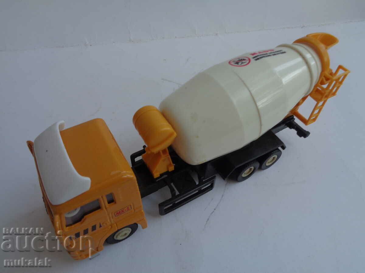WELLY MAN MERCEDES CONCRETE TROLLEY TRUCK MODEL - 5 WELLY MAN MERCEDES CONCRETE TROLLEY TRUCK MODEL - 5