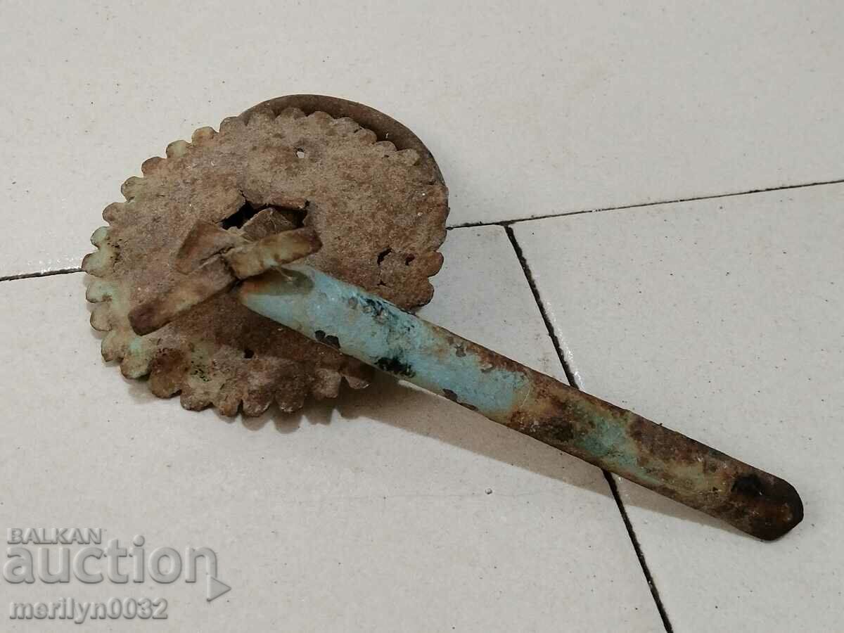 Antique wrought iron latch, lock, latch for an antique gate - 6 Antique wrought iron latch, lock, latch for an antique gate - 6