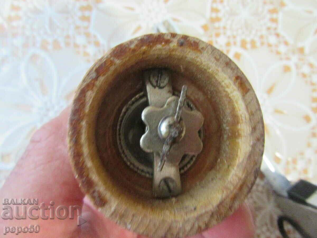 Auction  BLACK PEPPER MACHINE FROM THE TIME OF SOCSA