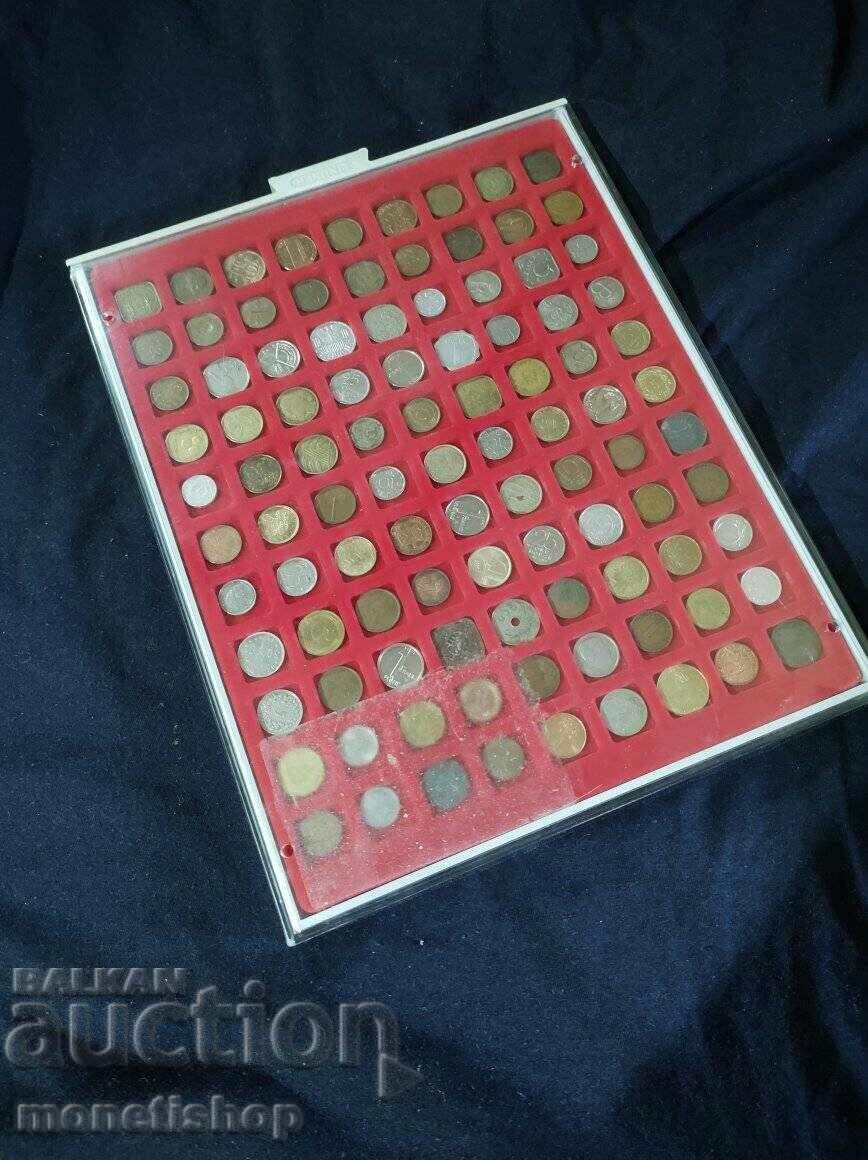 Colecție de 99 buc. monede mondiale aranjate într-o cutie