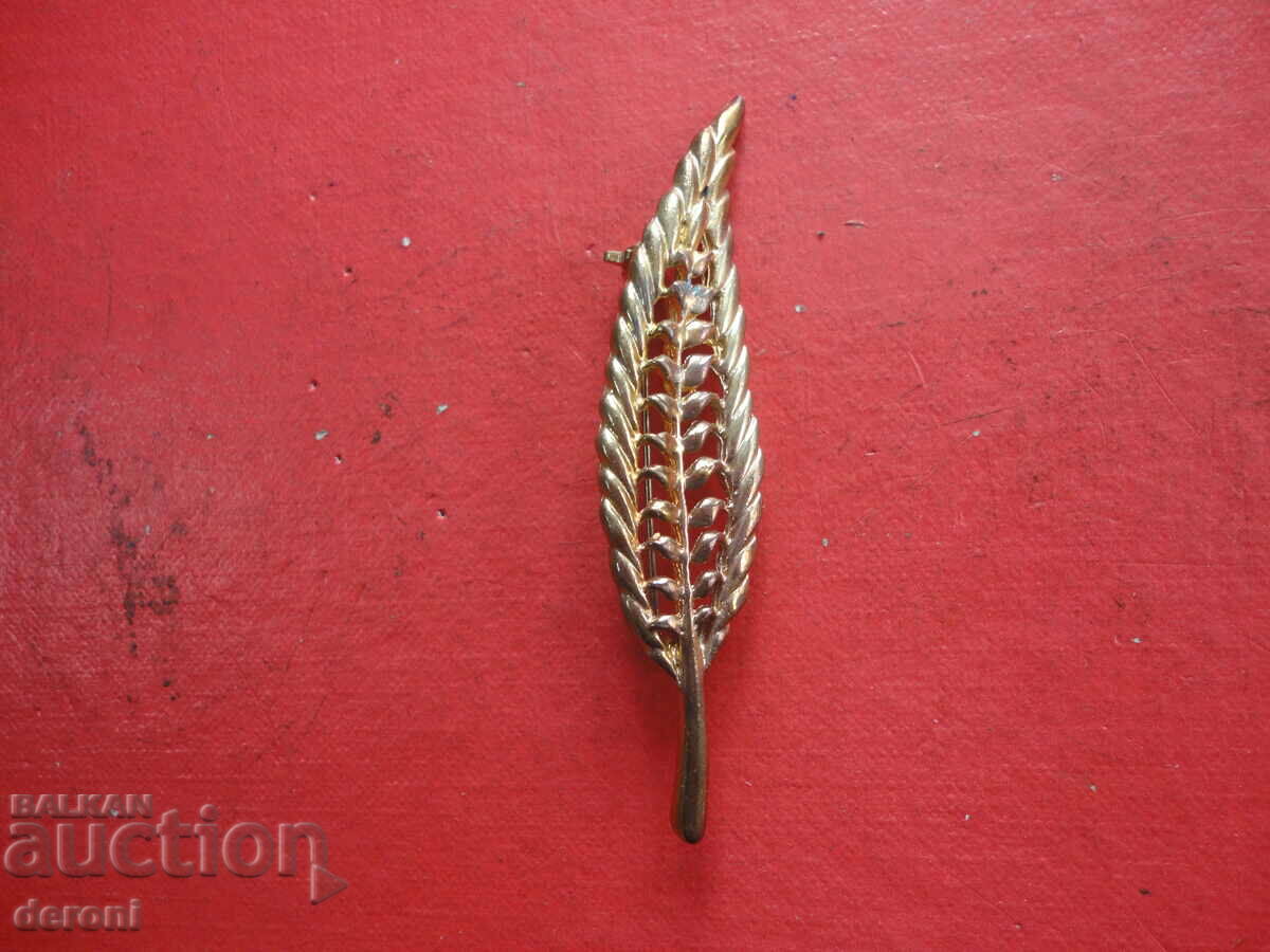 Gilt leaf brooch 3 with price 10.00 BGN | € 5.11 Gilt leaf brooch 3 with price 10.00 BGN | € 5.11