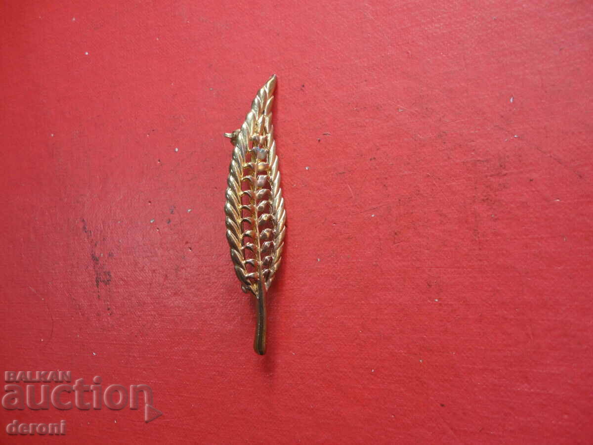 Delivery of Gilt leaf brooch 3 Delivery of Gilt leaf brooch 3