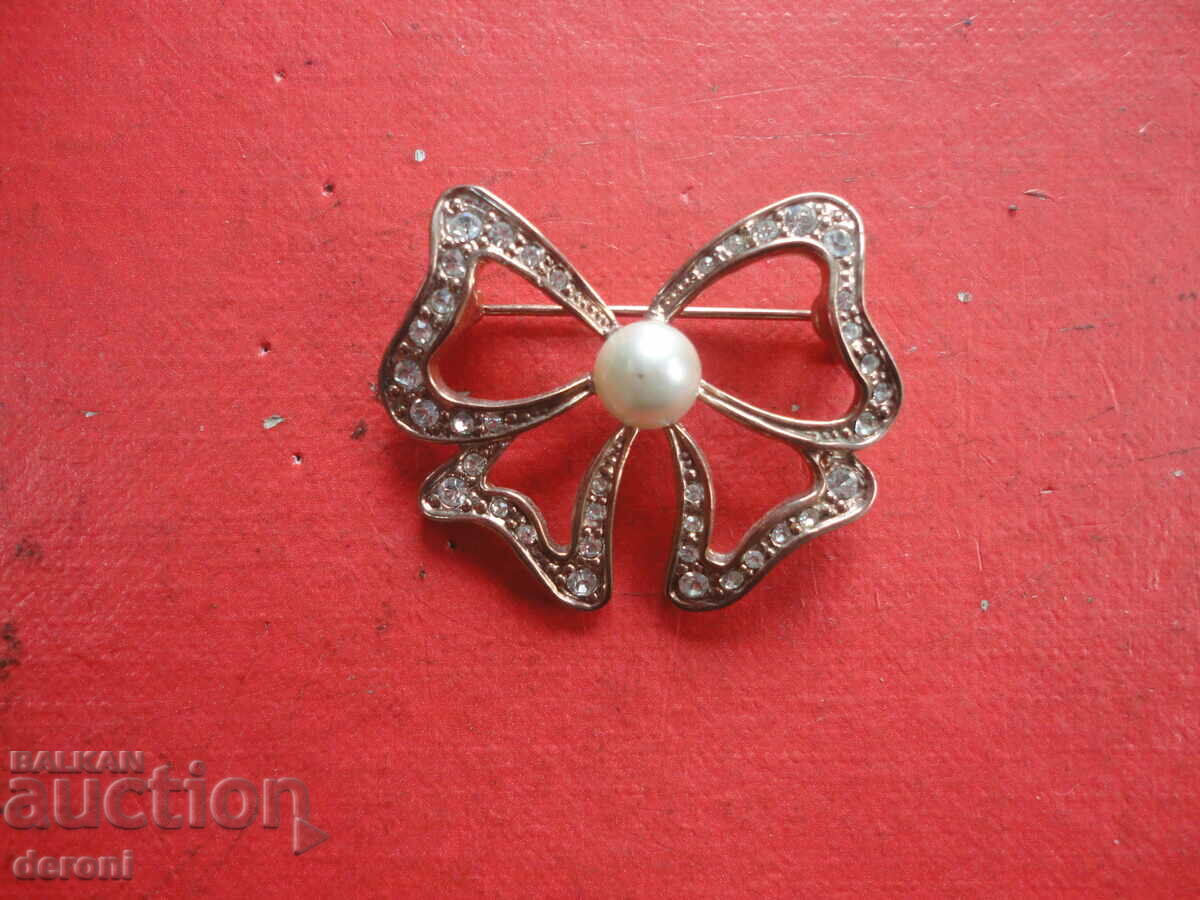 Gold-plated brooch with stones and pearl 11 with price 10.00 BGN | € 5.11