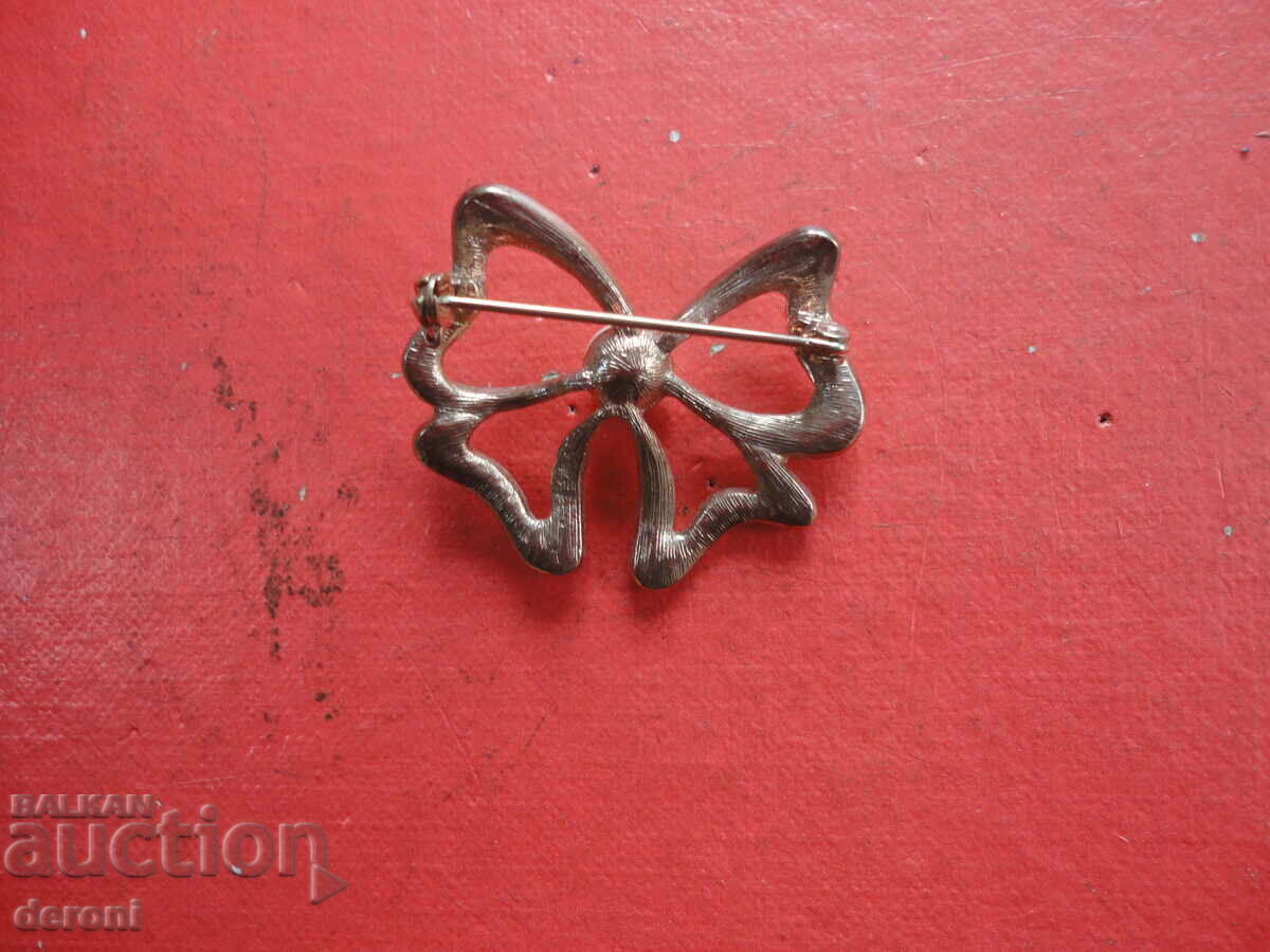 Delivery of Gold-plated brooch with stones and pearl 11