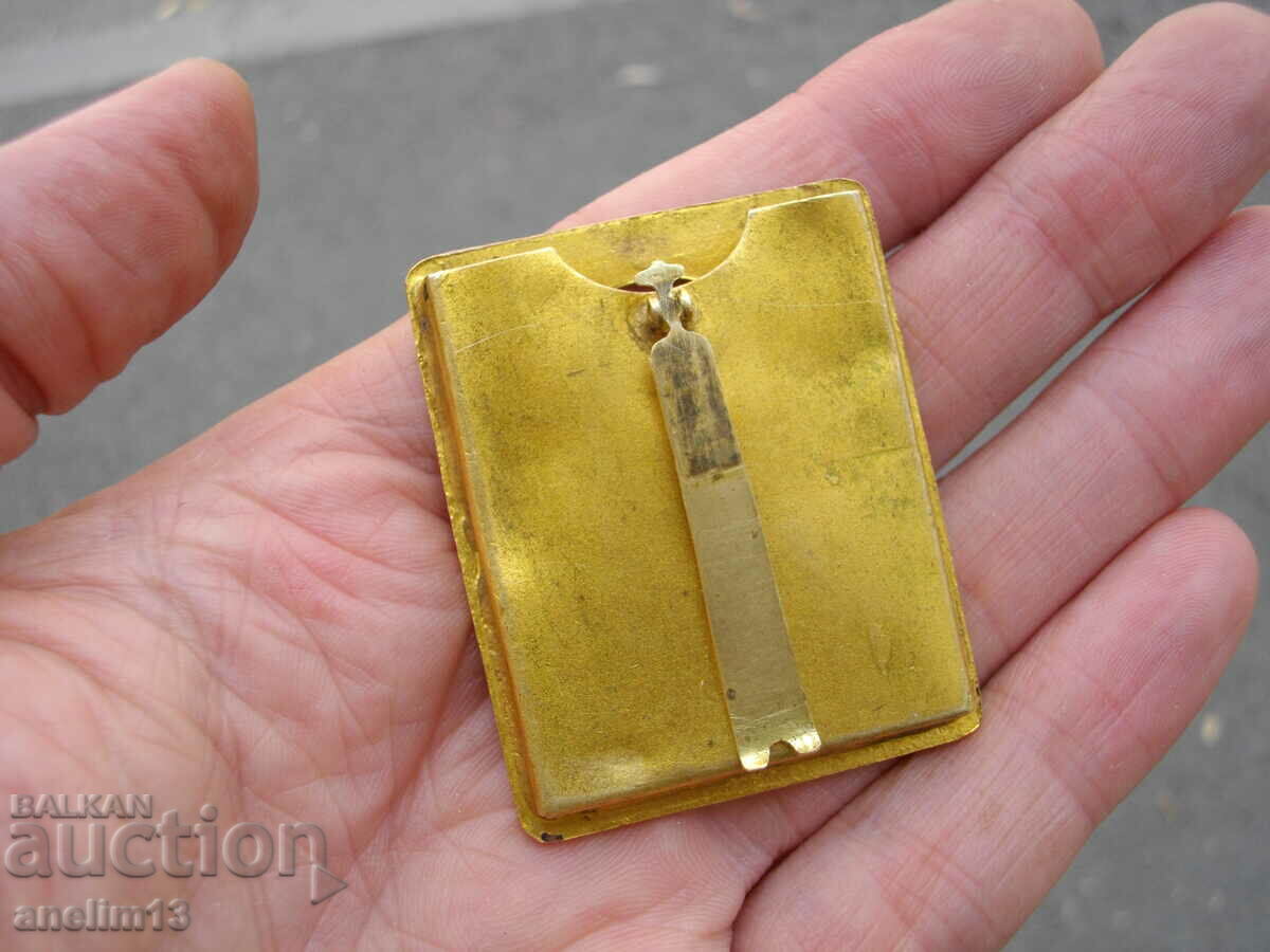 AN OLD GILT ENAMEL PICTURE FRAME - 7 AN OLD GILT ENAMEL PICTURE FRAME - 7