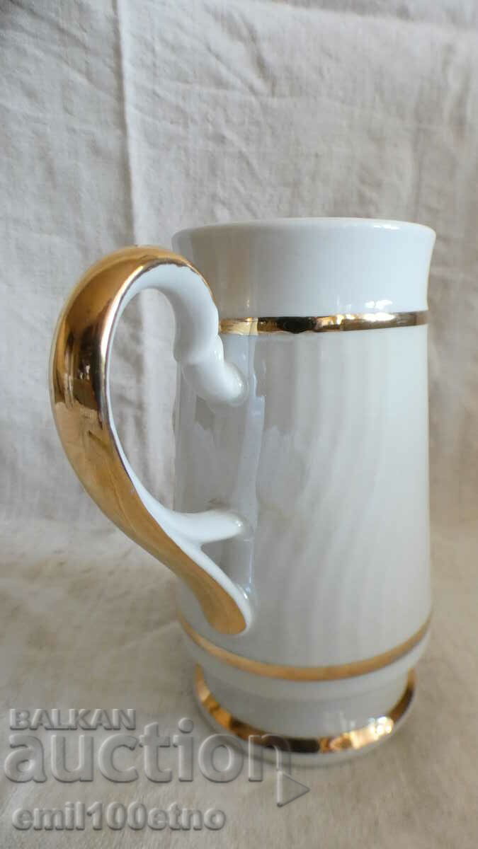 Delivery of Mug souvenir with the coat of arms of Riga and many gilt porcelain USSR Delivery of Mug souvenir with the coat of arms of Riga and many gilt porcelain USSR