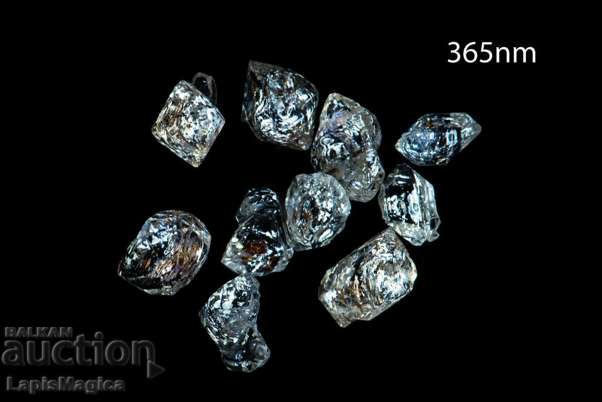 10 pcs Petroleum Quartz Crystal 11.7ct Fluorescent #15