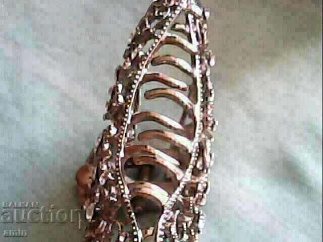 A beautiful silver plated bracelet is studded with crystal - 6