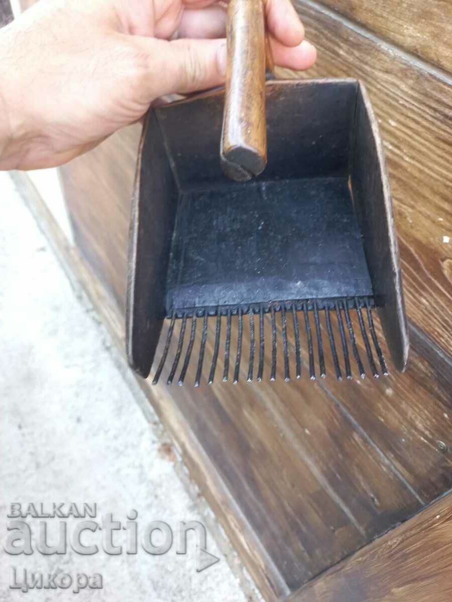OLD DEVICE FOR PICKING CHAMOMILE COMB with price 120.00 BGN | € 61.36 OLD DEVICE FOR PICKING CHAMOMILE COMB with price 120.00 BGN | € 61.36