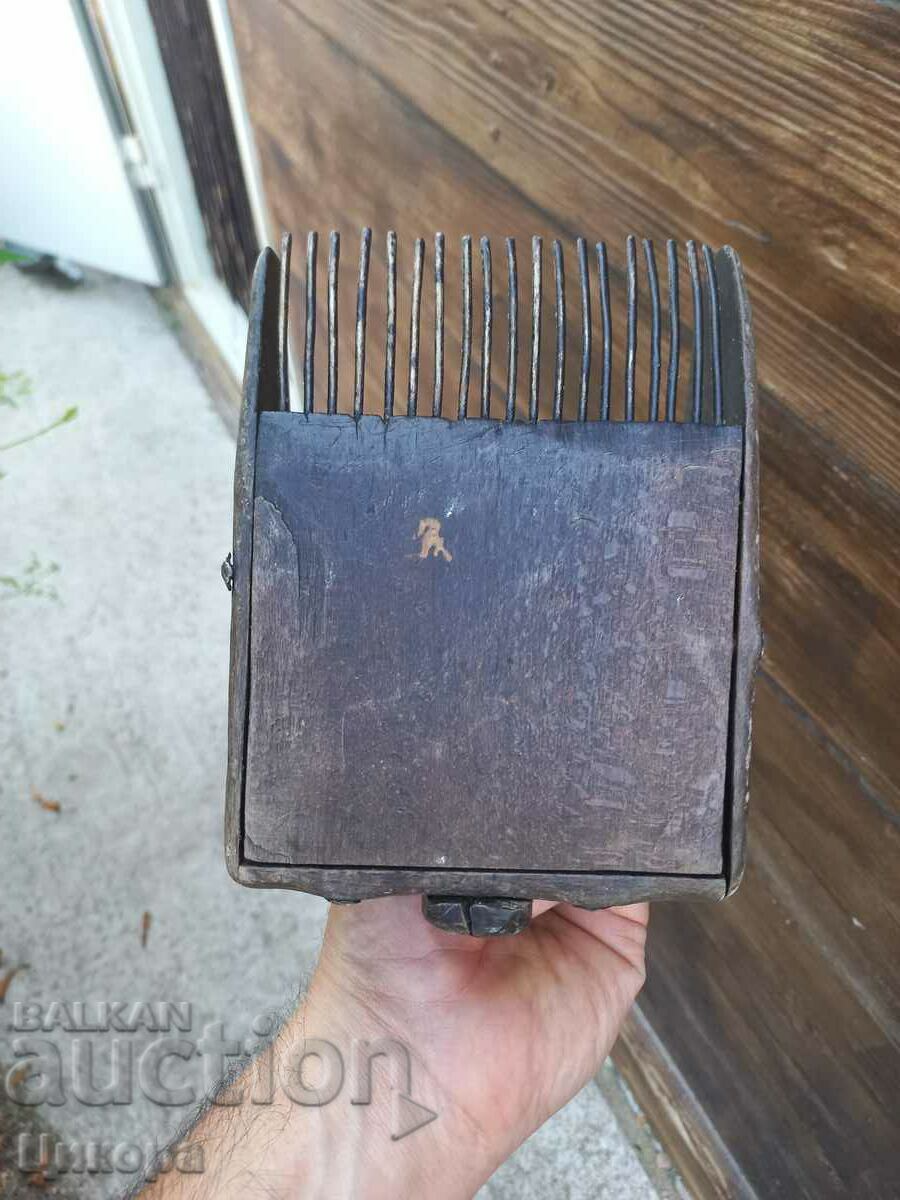 Delivery of OLD DEVICE FOR PICKING CHAMOMILE COMB Delivery of OLD DEVICE FOR PICKING CHAMOMILE COMB