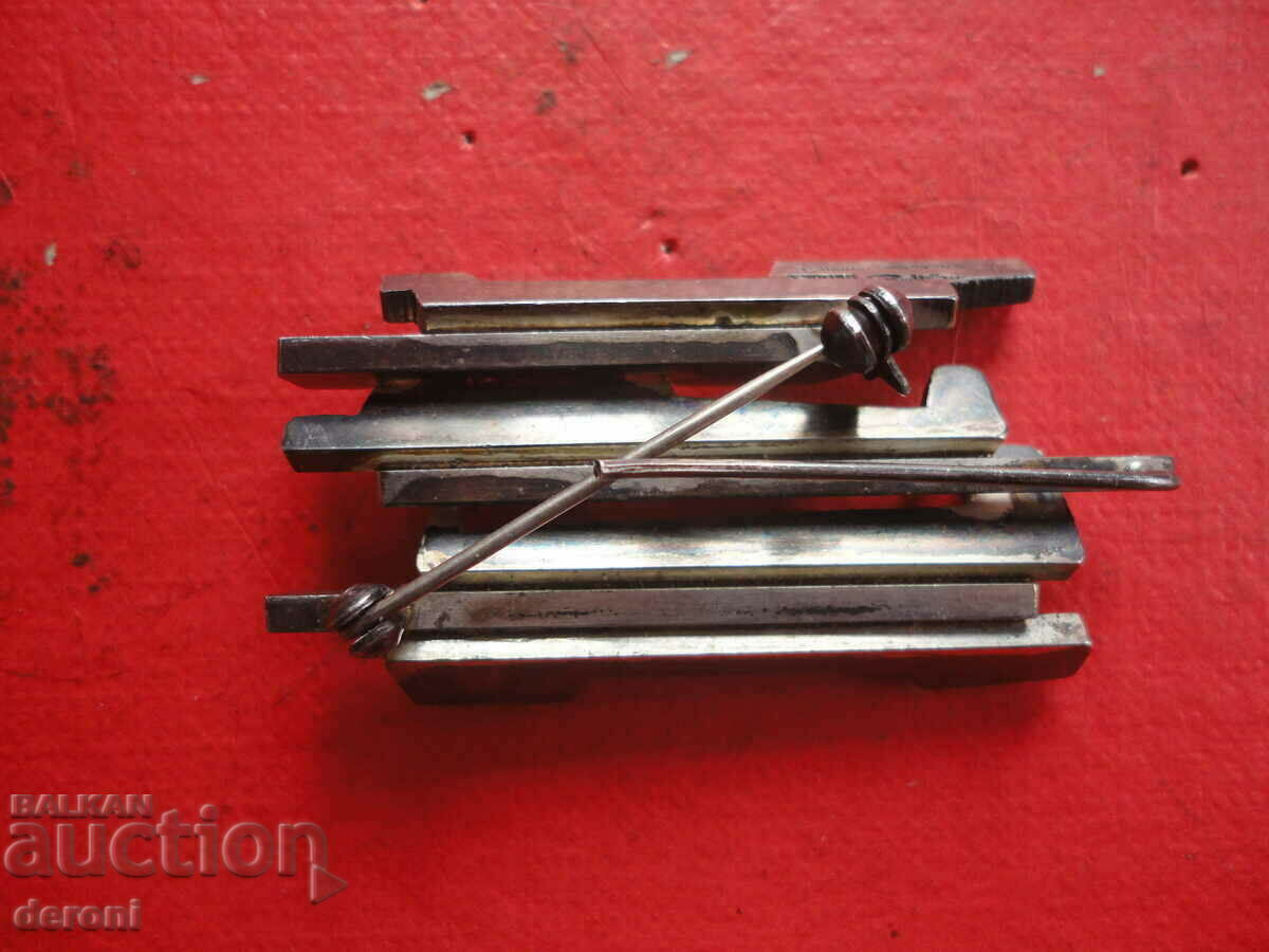 Auction Unique designer silver brooch pendant Auction Unique designer silver brooch pendant