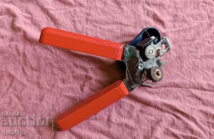 Machine for opening/closing cans with price 10.00 BGN | € 5.11 Machine for opening/closing cans with price 10.00 BGN | € 5.11