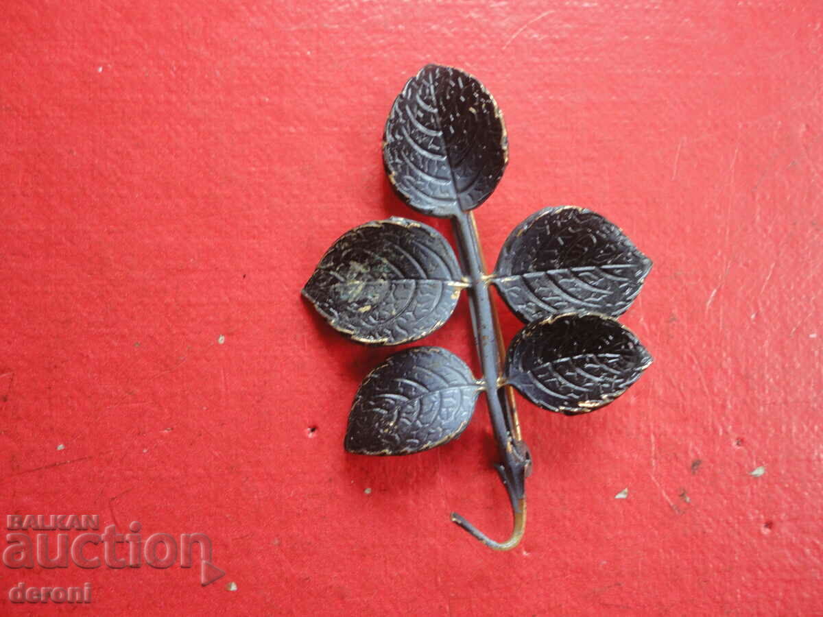 Bronze leaf brooch with price 10.00 BGN | € 5.11 Bronze leaf brooch with price 10.00 BGN | € 5.11