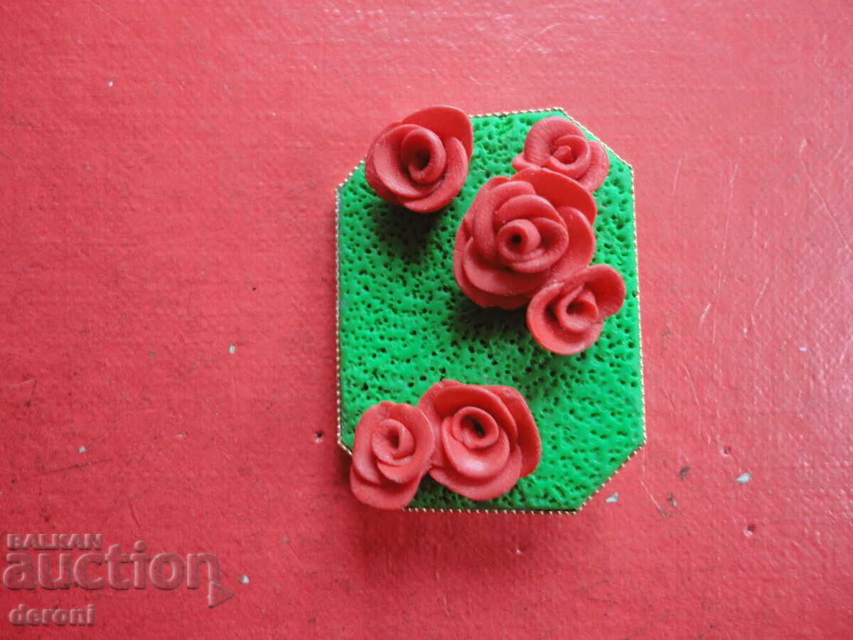 Страхотна брошка с рози с цена 10.00 лв. | € 5.11 Страхотна брошка с рози с цена 10.00 лв. | € 5.11