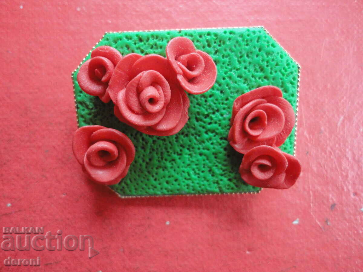 Доставка на Страхотна брошка с рози Доставка на Страхотна брошка с рози