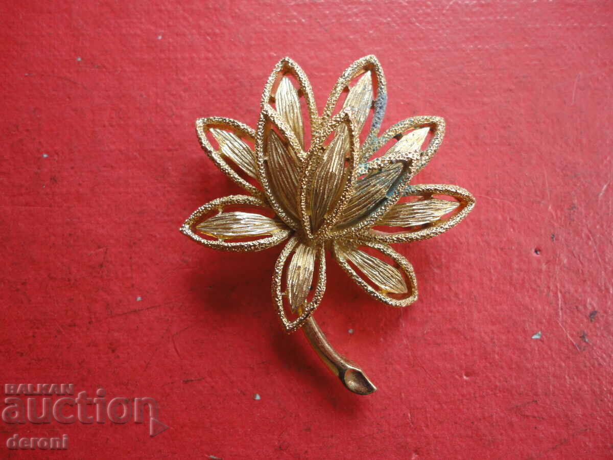 Gilded flower brooch 3 with price 10.00 BGN | € 5.11 Gilded flower brooch 3 with price 10.00 BGN | € 5.11