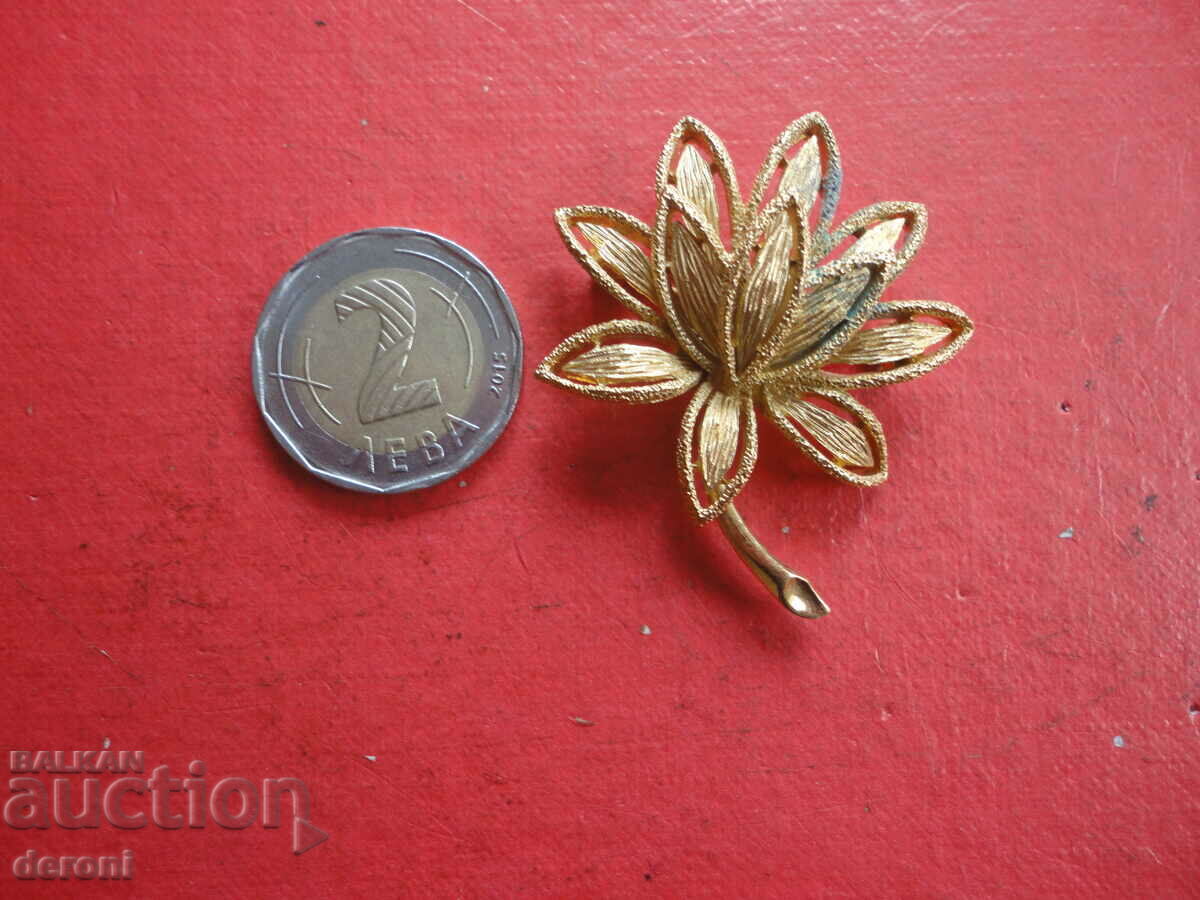 Gilded flower brooch 3