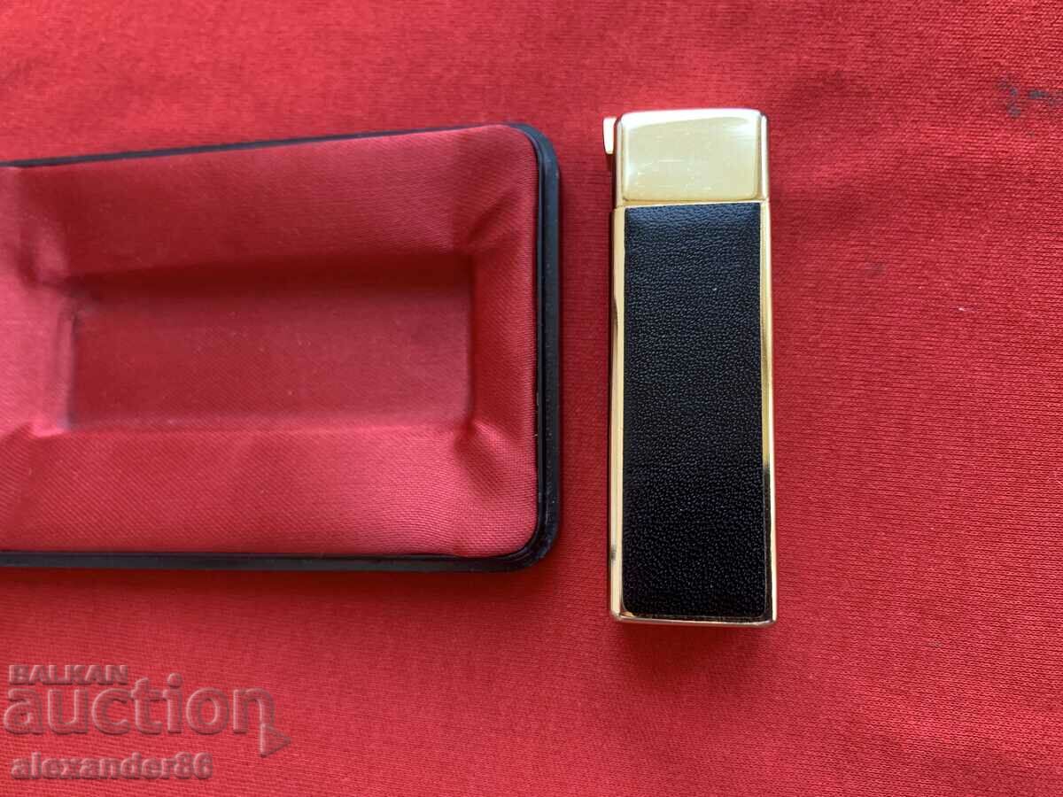 Auction An old lighter Auction An old lighter