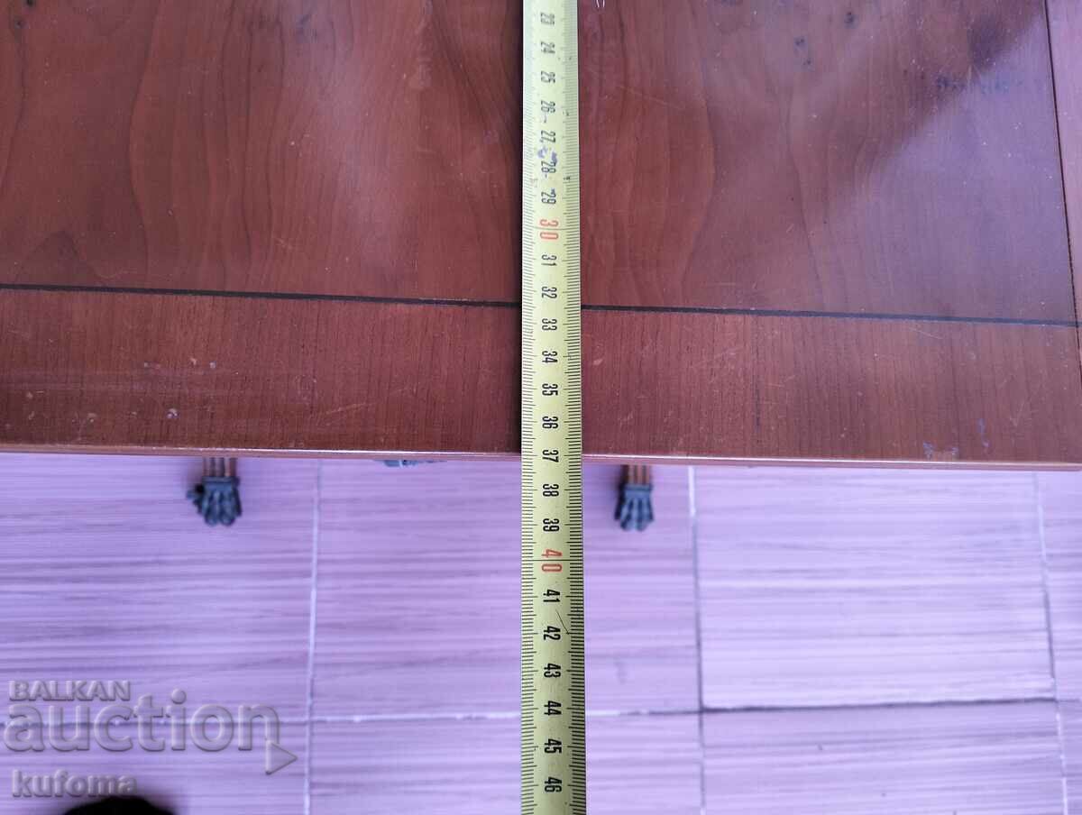 Livrarea O masă din lemn masiv sau noptieră