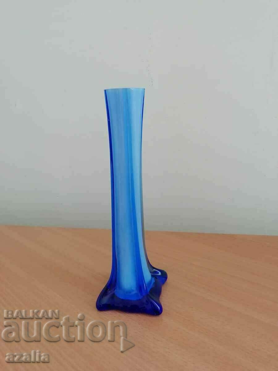Красива ваза от цветно стъкло