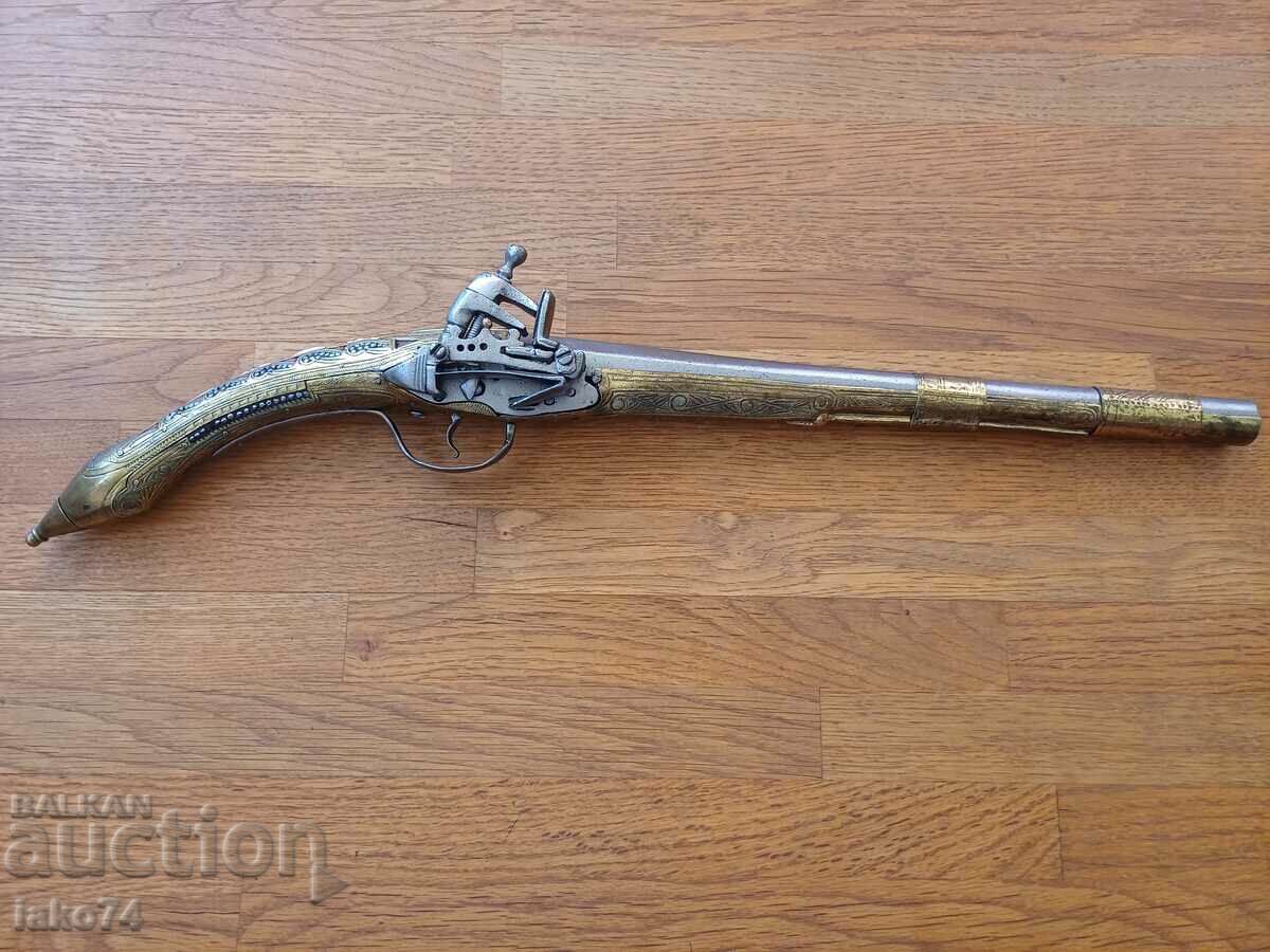 Кремъчен арнаутски пистолет .