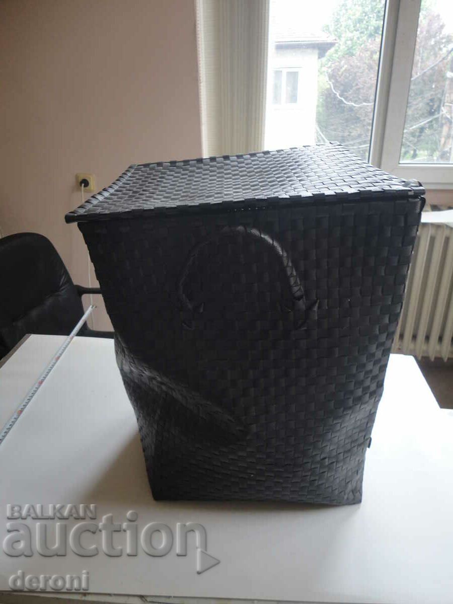 Auction A large wicker basket Auction A large wicker basket