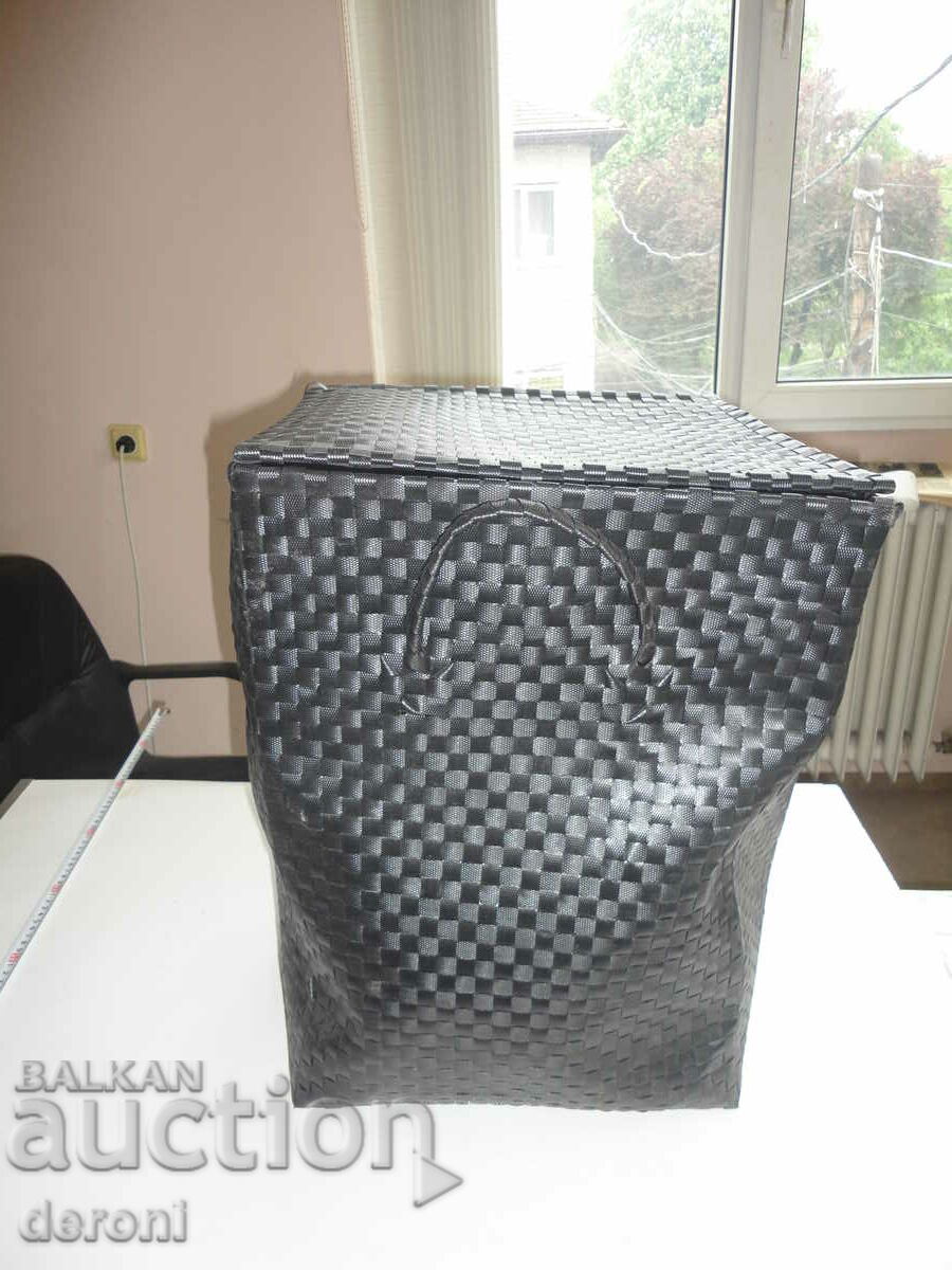 A large wicker basket - 5 A large wicker basket - 5