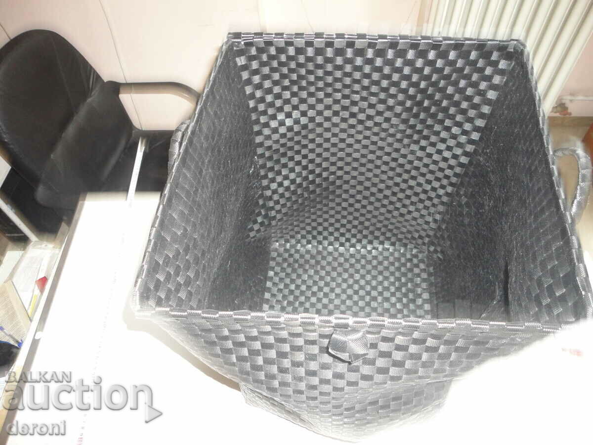 A large wicker basket - 6 A large wicker basket - 6