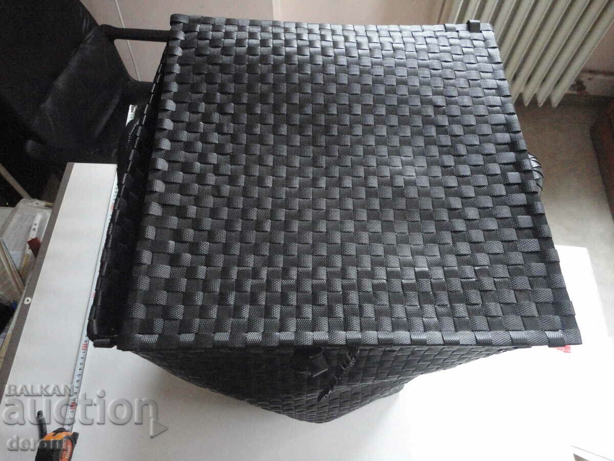 A large wicker basket - 7 A large wicker basket - 7