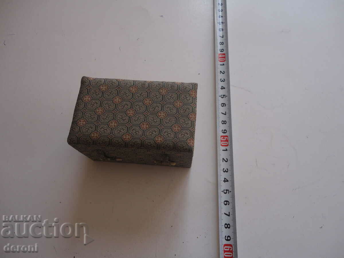 Невероятне топки от камък минерал в кутия с цена 35.00 лв. | € 17.90