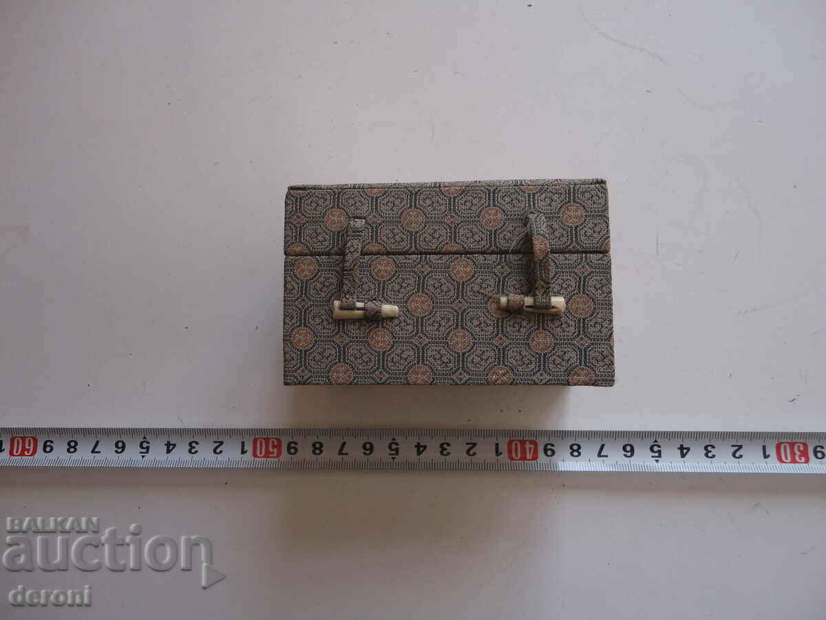 Аукцион Невероятне топки от камък минерал в кутия