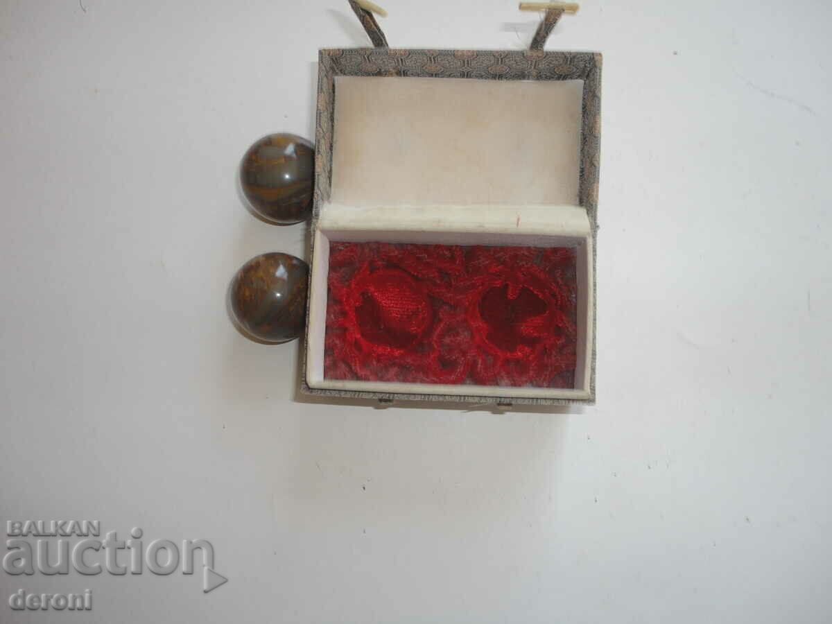 Доставка на Невероятне топки от камък минерал в кутия