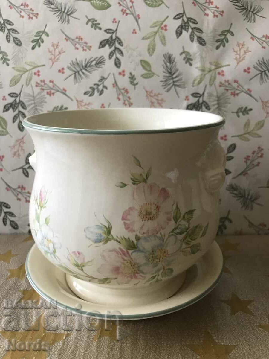 Porcelain flower pot with saucer