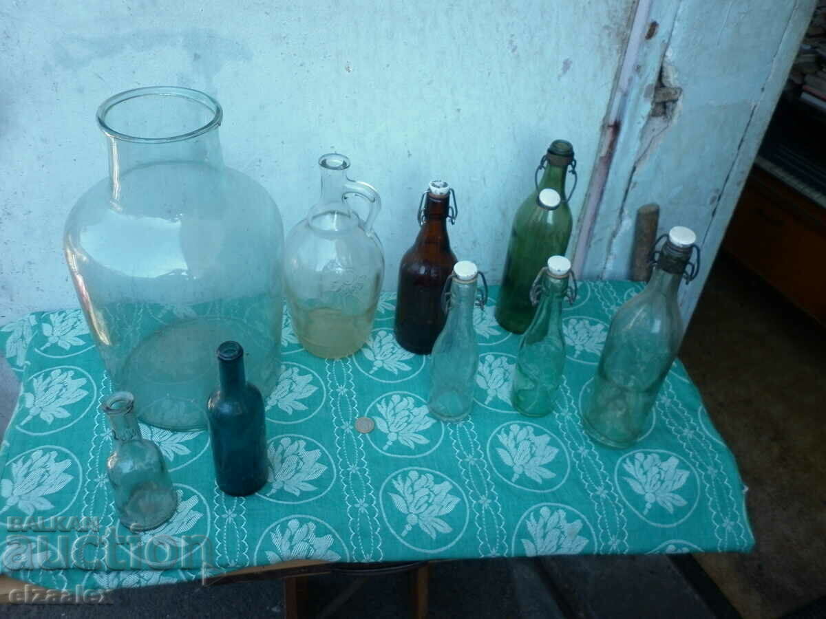 Παλιά μπουκάλια και ένα μεγάλο βάζο