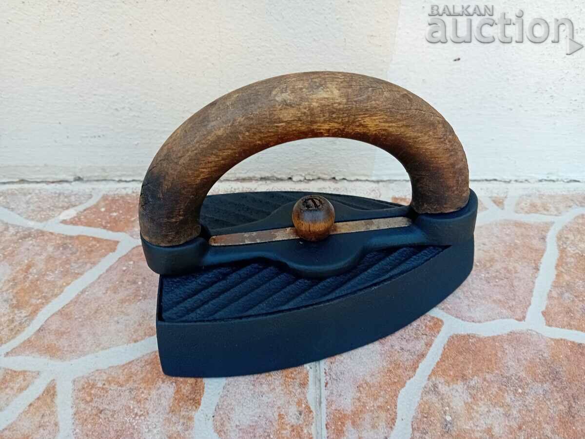 antique mini heat iron 19th century with price 71.00 BGN | € 36.30