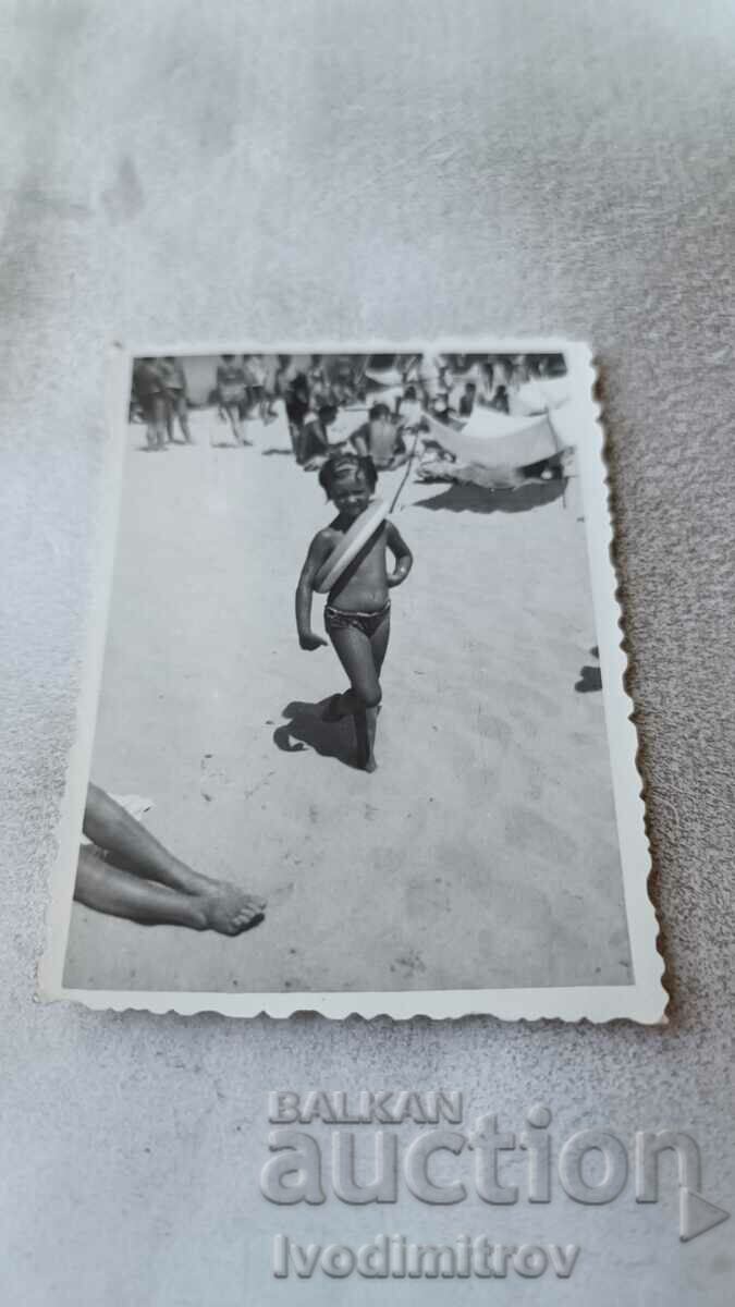 Снимка Малко момиченце със спасителен пояс на плажа