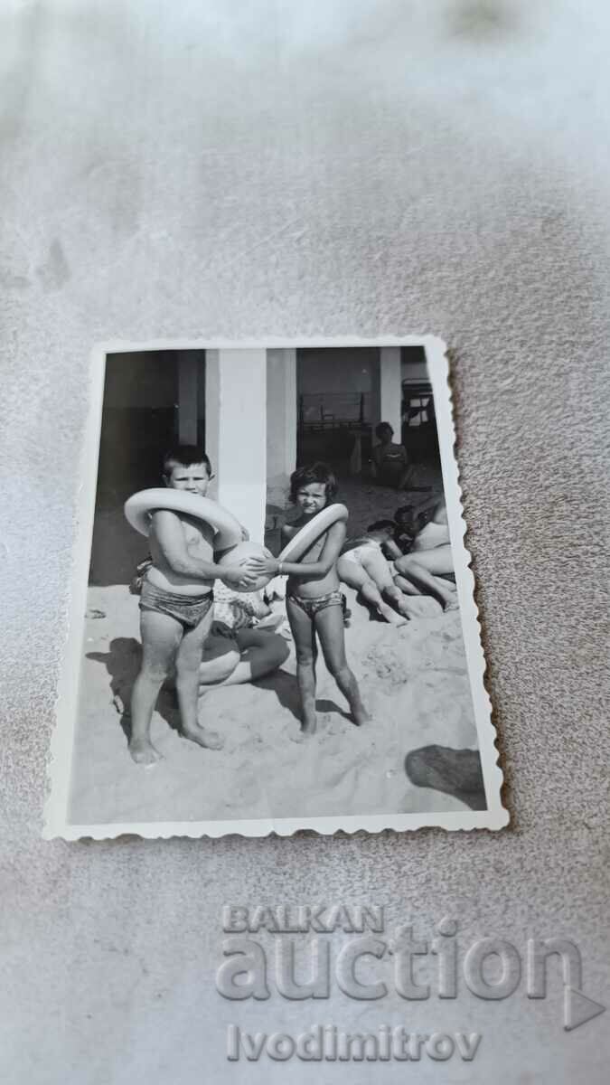 Fotografie Fetiță și băiețel pe plajă
