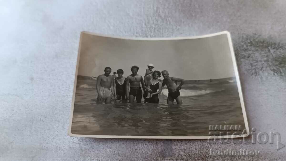 Photo Men, women and a boy on the beach
