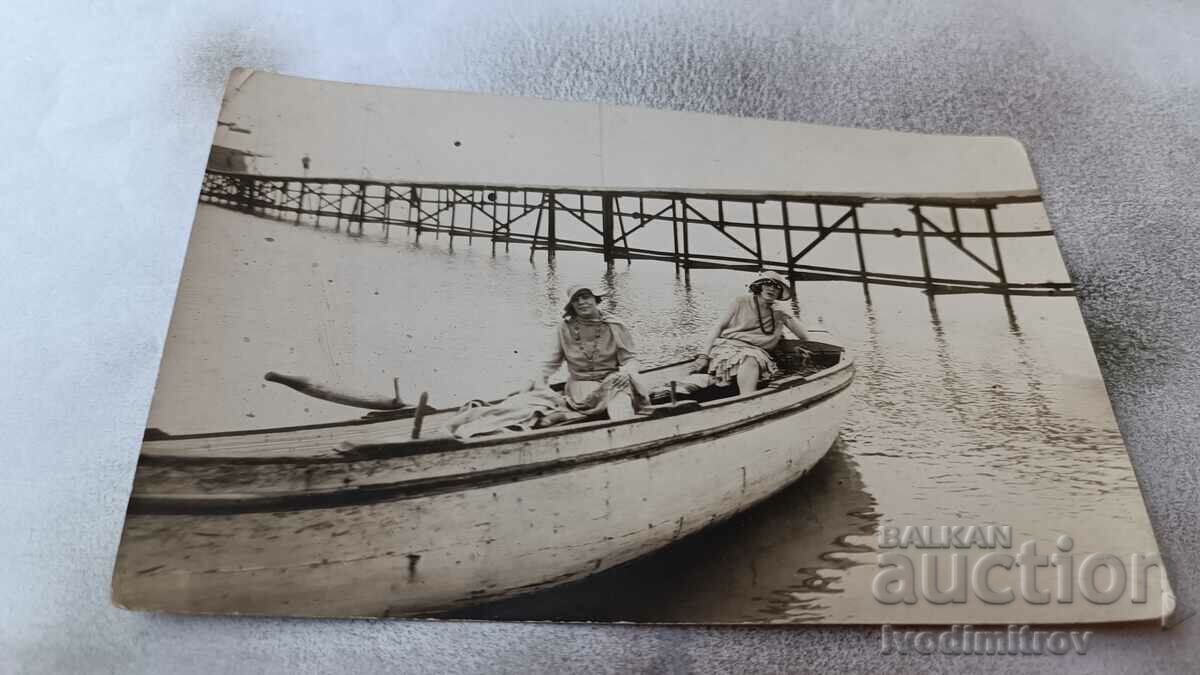 Photo Two young women in a boat for excursions