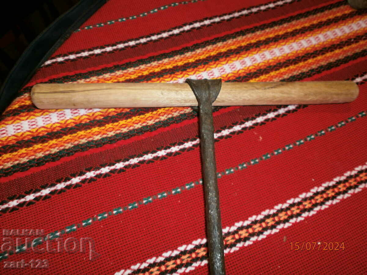 An old carpenter's drill with price 20.00 BGN | € 10.23 An old carpenter's drill with price 20.00 BGN | € 10.23