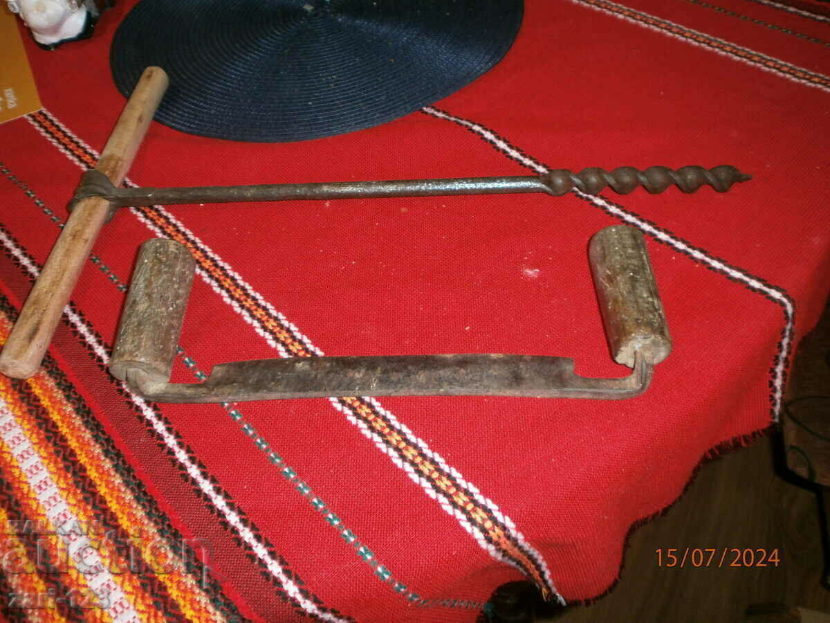 An old carpenter's drill - 6 An old carpenter's drill - 6