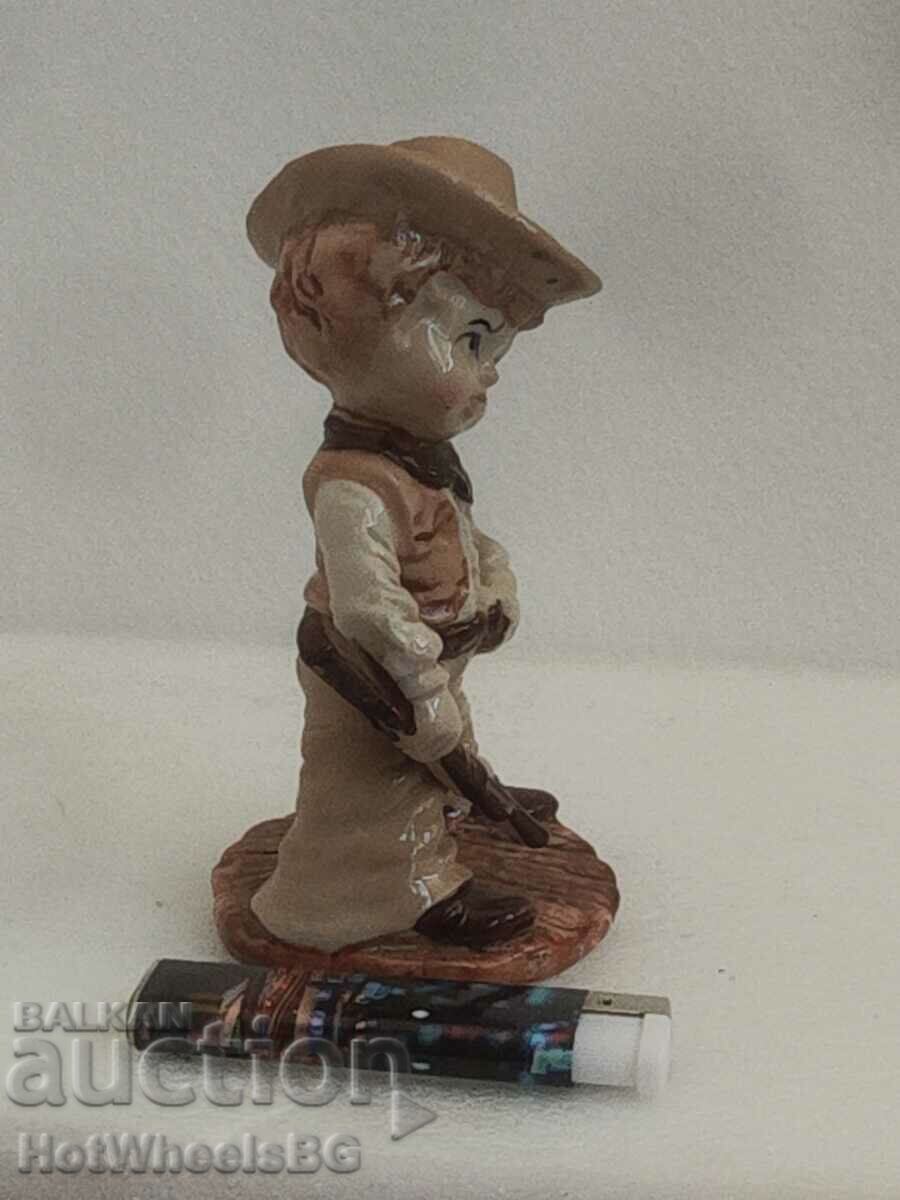 Figurină din porțelan cu preț 4.99 BGN | € 2.55 Figurină din porțelan cu preț 4.99 BGN | € 2.55