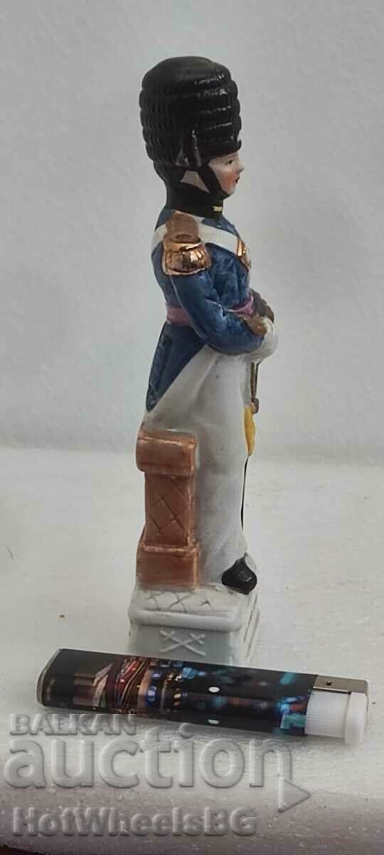 Порцеланова фигурка-Наполеонов войник с цена 24.99 лв. | € 12.78 Порцеланова фигурка-Наполеонов войник с цена 24.99 лв. | € 12.78