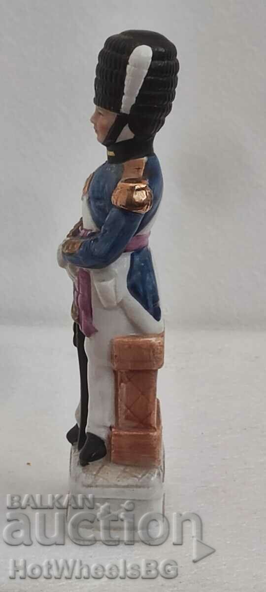 Доставка на Порцеланова фигурка-Наполеонов войник Доставка на Порцеланова фигурка-Наполеонов войник