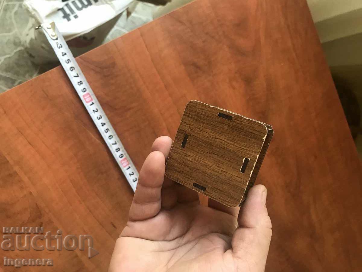 Licitație CUTIE CUTIE DE SI PENTRU INEL DE LEMN